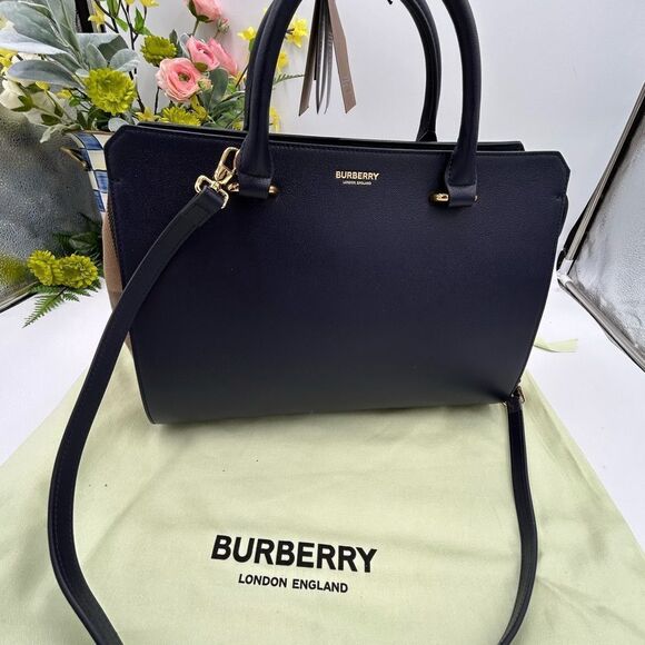 Women’s Burberry Banwell classic check handbag with detachable shoulder strap - Picture 2 of 15